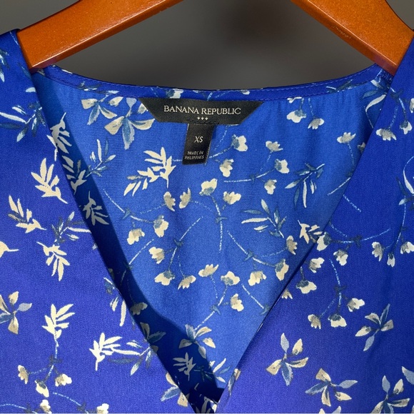 Banana Republic - Royal Blue and White Floral Blouse - Women’s XS - Picture 4 of 7